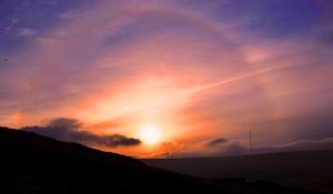 Sunset over Holme Moss. Be-yowtiful.